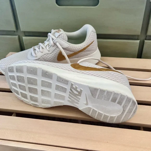 Nike women’s Tanjun running athletic shoe - Picture 3 of 4